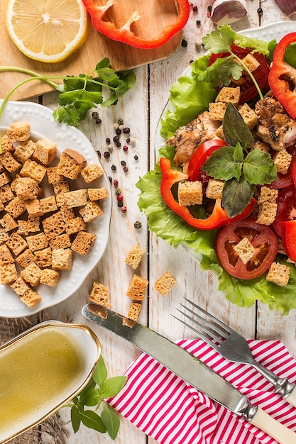 Caesarsalade op rustieke ondergrond en croutons