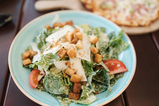 Caesarsalade op tafel in café Heerlijke veganistische salade met noten-parmezaanse kaas Vers en stevig eten