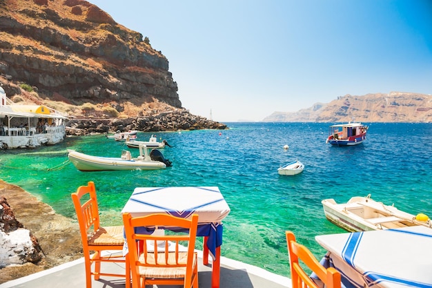 Café aan de zeekust in de haven van het eiland Santorini, Griekenland.