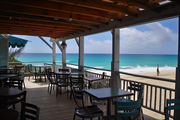 Café aan het strand met uitzicht op de oceaan en een verfrissend briesje