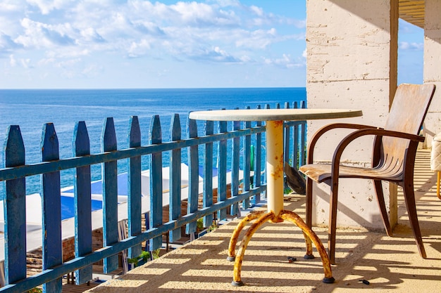 Café aan zee Tafels en stoelen met prachtig uitzicht op zee