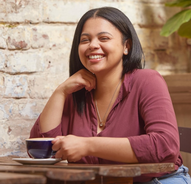 Кафе, кофе или чай, портрет женщины с настоящей улыбкой, держащей чашку чая со счастьем во время перерыва на выпивку