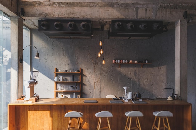사진 어두운 색상의 로프트 스타일의 카페 인테리어 레이아웃 다양한 커피의 오픈 스페이스 인테리어 보기 오픈 커피숍 배경xa
