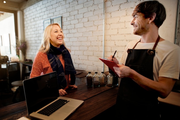 Cafe koffie Ober personeel serveren cafetaria schort Concept