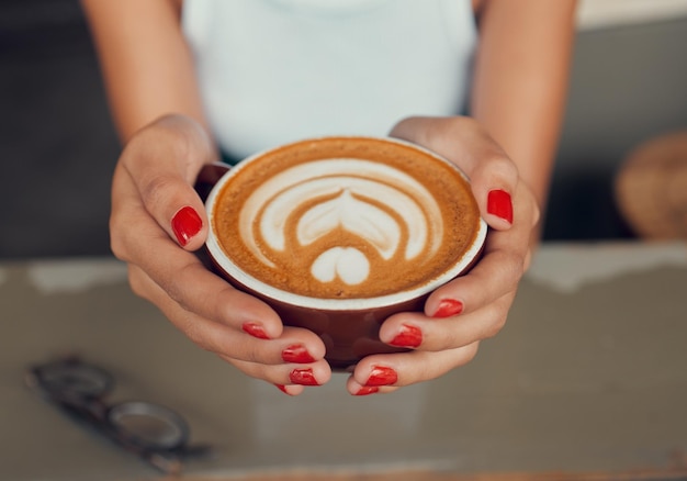 Cafe kunst en koffie vrouw handen met cafeïne drinken beker voor vrije tijd pauze met bovenaanzicht Barista espresso en ontwerp van cappuccino drank van meisje klant aan restaurant tafel close-up