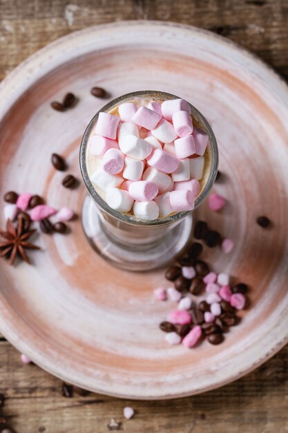 Foto café latte met marshmallow