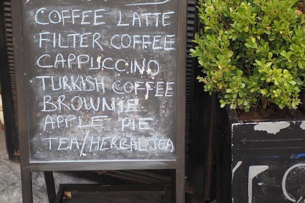 Foto menu del caffè su lavagna nera all'aperto