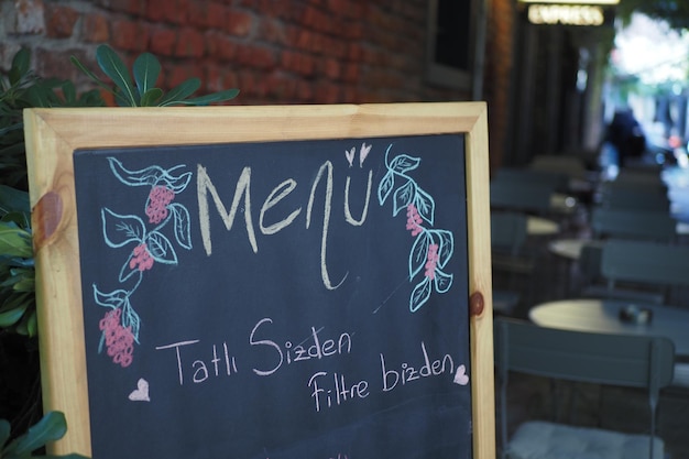 Foto menu del caffè su tavola nera all'aperto