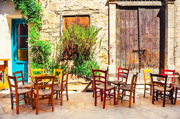 Photo cafe on the old street in limassol, cyprus. travel and vacation