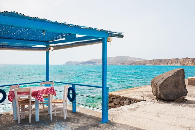 Foto café op het strand. santorini-eiland, griekenland.