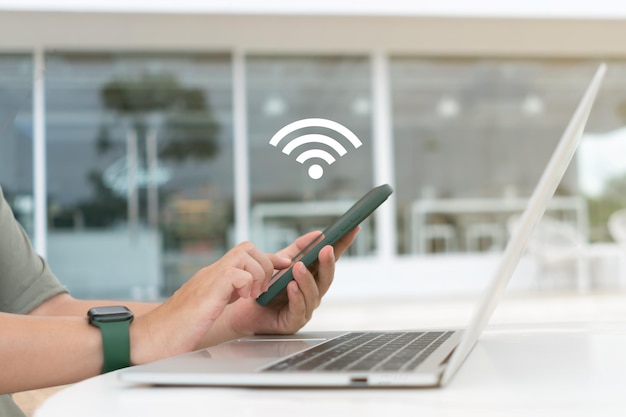 카페 숍 배경에서 여성은 Wi-Fi 아이콘이 있는 노트북을 사용합니다. 소셜 네트워킹 개념