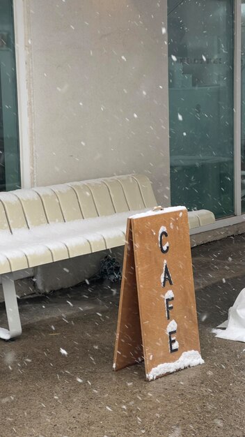 Foto un caffè in una giornata nevosa