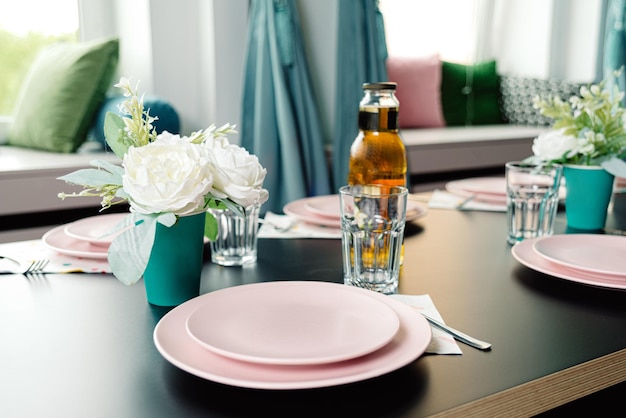 ピンク グリーンの色で装飾されたモダンなインテリアのイベント子供の誕生日パーティー用に設定されたカフェ テーブル