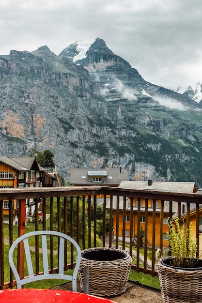 Caféterras met tafel en stoel Jungfrau-bergzicht in het dorp van de Zwitserse Alpen in Zwitserland