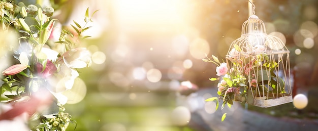 バラの花束のケージ。花の大きな花束