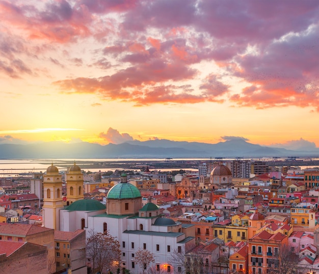 Cagliari-horizon tijdens de zonsondergang, avondpanorama van de hoofdstad van Sardinië, Italië