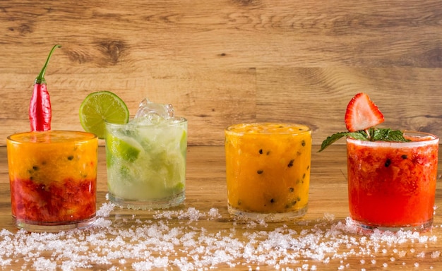 Caipirinha Braziliaanse nationale cocktail gemaakt met cachaca-suikerrietlikeur en fruit