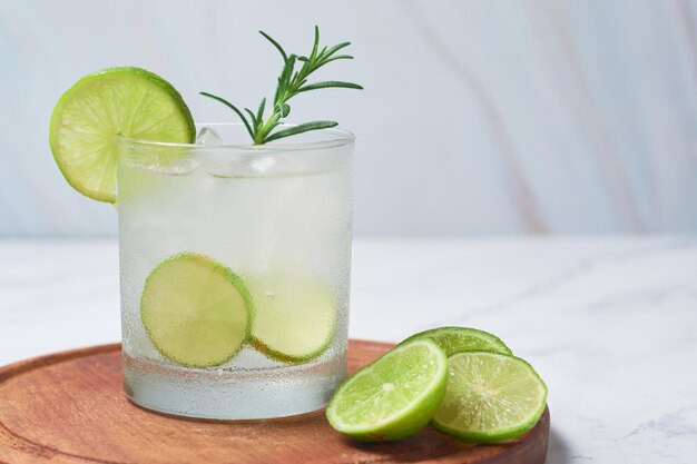 Caipirinha 또는 caipiroska, 측면에 재료와 신선한 브라질 칵테일