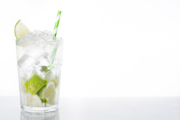 Caipirinha cocktail in glas Copyspace