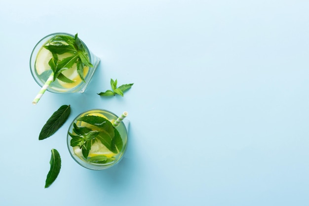 Caipirinha Mojito cocktail wodka of frisdrank drinken met limoen munt en stro op tafel achtergrond Verfrissende drank met munt en limoen in glazen bovenaanzicht plat lag