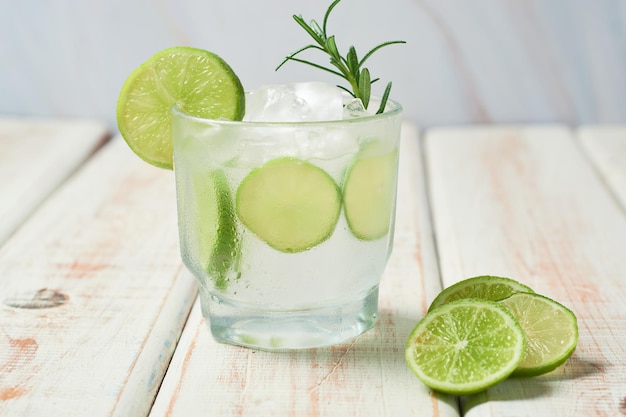 Caipirinha of caipiroska verse Braziliaanse cocktail gemaakt met ijswodka en limoen