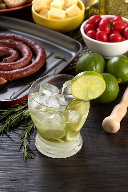 전형적인 브라질 칵테일 인 Caipirinha