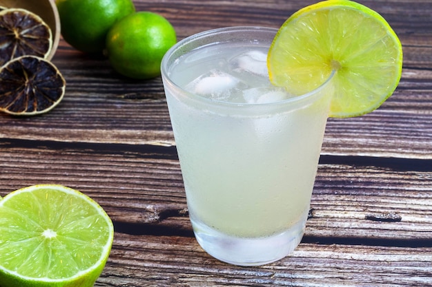 Caipirinha una tipica bevanda al limone brasiliana messa a fuoco selettiva