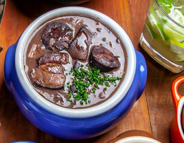 feijoada 브라질 음식을 곁들인 Caipirinha