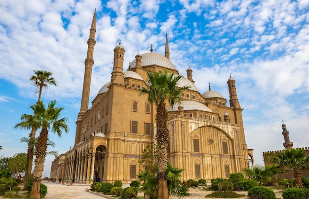 Cittadella del cairo al giorno d'estate con cielo nuvoloso blu