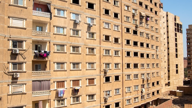 Каир, египет - 13 апреля 2021 года: вид на город каир с густонаселенными жилыми домами и зданиями