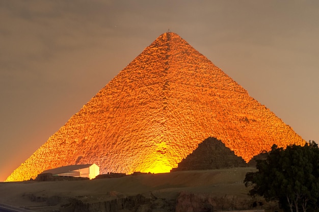CAIRO EGYPTE 1 JANUARI 2009 De piramide van Gizeh en de Sfinx lichten op voor een magische geluids- en lichtshow