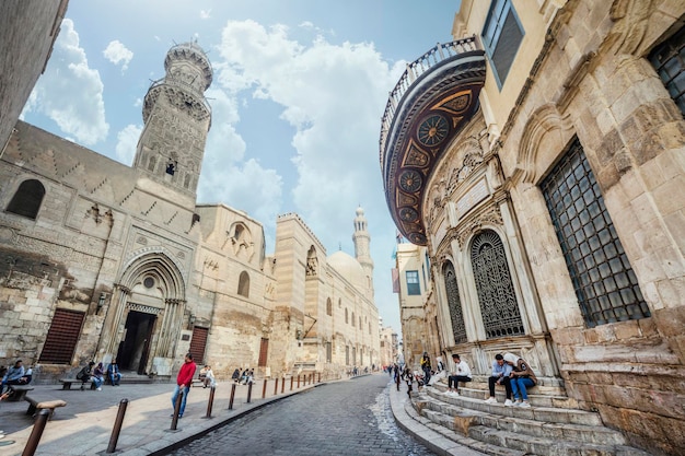 CAIRO, Egypte, 24 januari 2018: De minaret van het Qalawun-complex stijgt boven de Al-Muizz-straat.