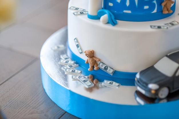 ベビーシャワー用のケーキ小さな男の子の誕生日のための青い装飾のマスチックの美しいケーキジンジャーブレッドクッキー付きの1周年記念の青いバースデーケーキボスキャンディーバー