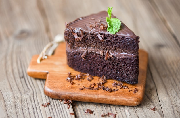 Cake chocolade heerlijk dessert geserveerd op tafel