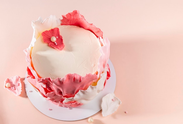 赤と白の葉のセレクティブ フォーカス新鮮なおいしいバースデー ケーキ ホワイト クリームで飾られたケーキ