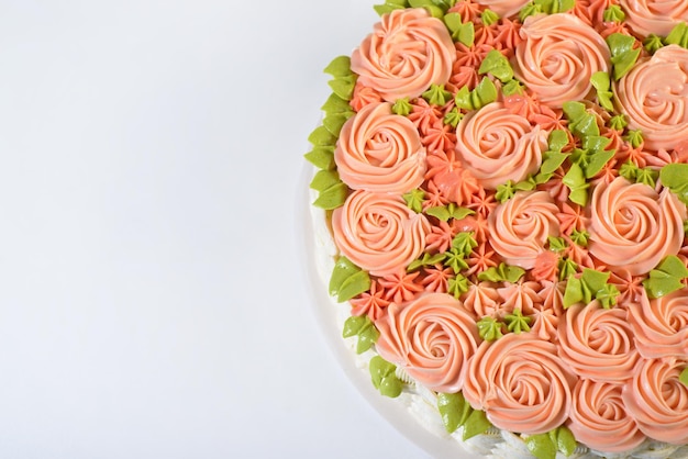 白い背景に花が分離したバスケットの形で装飾されたケーキ