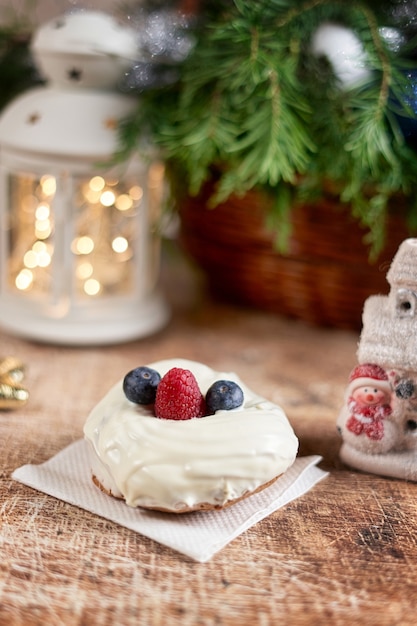 크리스마스 테이블에 블랙베리와 라즈베리로 장식된 케이크