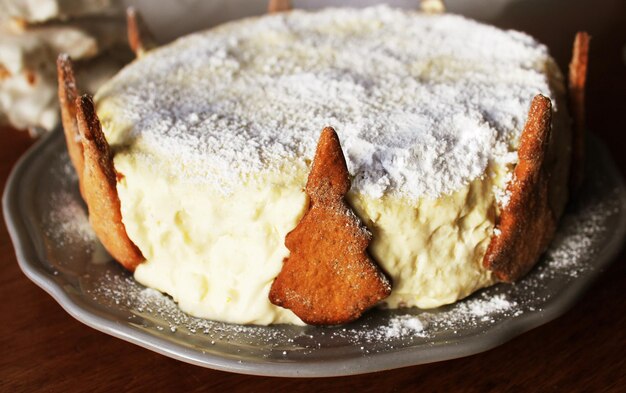 Foto torta decorata con biscotti di abete torta di miele di zenzero sullo sfondo natalizio