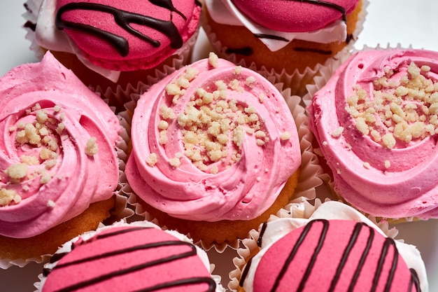 케이크 디저트, 핑크 크림을 곁들인 맛있는 머핀. 달콤한 치료. 흰색 바탕에 케이크 세트