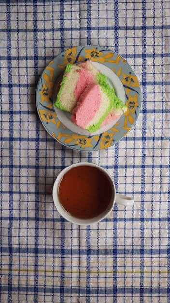 cake en zoete thee op de eettafel