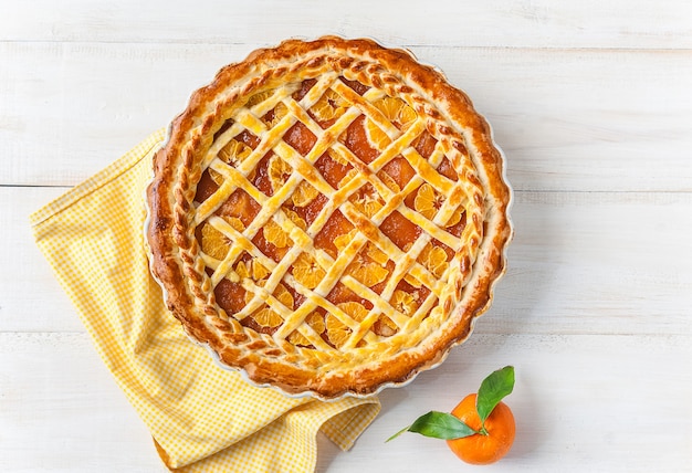 Cake filled with jam and slices of citrus mandarin