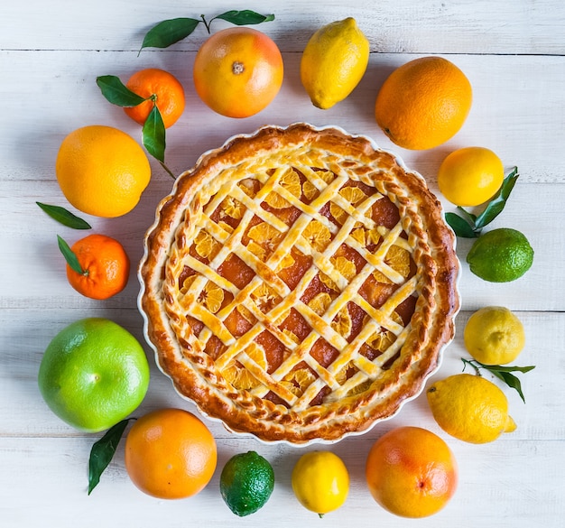 Cake filled with jam and slices of citrus mandarin