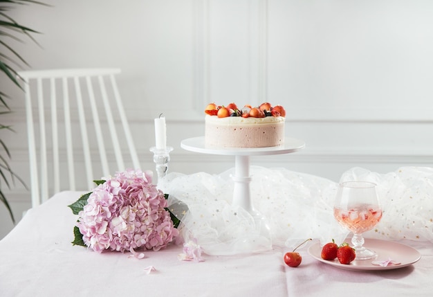 Foto torta e fiori sul tavolo durante la celebrazione