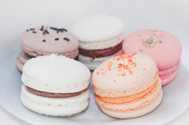 Cake geassorteerde macarons voor een geschenk. Selectieve aandacht.