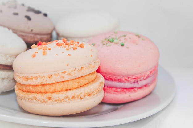 Cake geassorteerde macarons voor een geschenk. Selectieve aandacht.