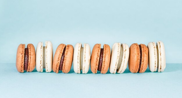 Cake macaron of bitterkoekje op turquoise achtergrond amandelkoekjes pastelkleuren