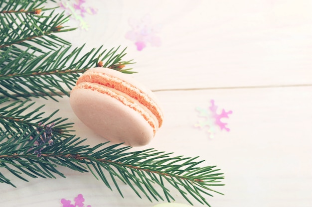 Cake macarons met kerstboomtakken en sneeuwvlokken