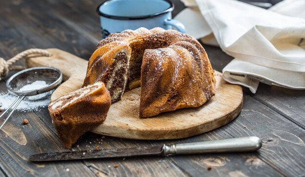 Torta. torta di marmo tazza di caffè in polvere zucchero da cucina utensile vintage e frutti di bosco freschi.