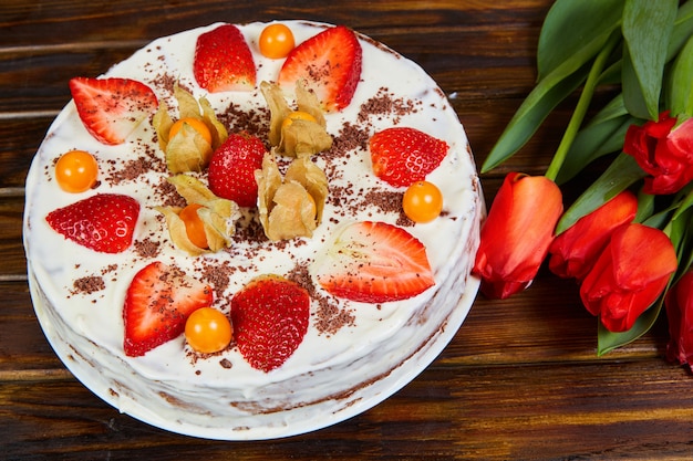 Cake met aardbeien en physalis