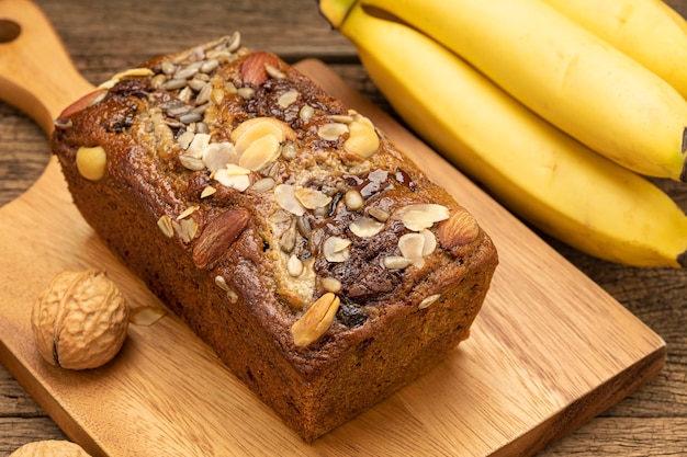 cake met banaan en noten op een houten bord